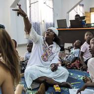 Většina dětí má problém o rodinné tragédii mluvit, někteří se snaží realitu popírat a ve skupině navzdory pravdě tvrdí, že rodič například žije v jiném městě. „Musíme začít pojmenovávat to, co se stalo, abychom mohli s dětmi mluvit o vzpomínkách na to, kým byl jejich otec, a pracovat s rodičem, který zůstal,“ řekla AFP psychoterapeutka Katy Faye, na snímku z 10. března. 
