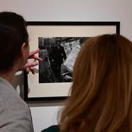 Snímek z vernisáže výstavy fotografií Milana Pitlacha v ostravské Galerii výtvarného umění.