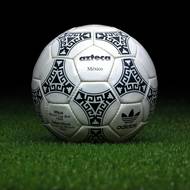Míč Adidas Azteca Mexico byl prvním plně syntetickým míčem v historii světových šampionátů. Na mistrovství světa v Mexiku v roce 1986 nejvíce vyhovoval Argentině, která získala titul mistrů světa.