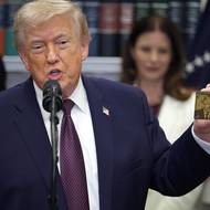 Pozornost si vysloužila i Trumpova zlatá karta, tedy vízový program pro majetné cizince. Těm nabízí rychlejší cestu k případnému občanství výměnou za vysoký finanční příspěvek pro USA. (19. prosince 2025.)