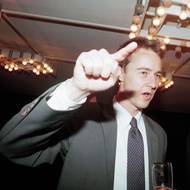 Edward Norton si v roce 2000 nejprve několik dnů prohlížel pražské památky, načež zamířil do Varů. Divákům představil svůj režijní debut Rabín, kněz a krásná blondýna. „Původně jsem nechtěl začít romantickou komedií, ale všichni mi tvrdili, že na žánru nezáleží,“ uvedl.