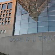 Administrativa loni přejmenovala po prezidentovi i Americký mírový institut (USIP). Trumpovo jméno se objevilo na fasádě sídla instituce ve Washingtonu den před podpisem mírové dohody mezi Kongem a Rwandou.