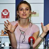 V roce 2002 s delegací filmu Blafuj jako Beckham dorazila sedmnáctiletá Keira Knightley. Vzpomínala na to, jak v Česku točila adaptaci Doktora Živaga. „Natáčeli jsme hlavně v Olomouci a hodně cestovali. Do Prahy jsem se zamilovala,“ řekla. Rok poté celosvětově proslula rolí v romantické komedii Láska nebeská.