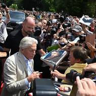 V roce 2025 se pak znovu vrátil Michael Douglas a vzdal hold Miloši Formanovi, když osobně uvedl restaurovanou verzi filmu Přelet nad kukaččím hnízdem. Diváci ho přivítali potleskem vestoje. Teď už vyhlížejí hvězdy letošního ročníku.