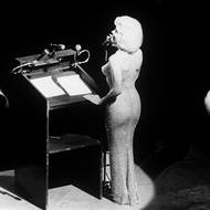 Marilyn Monroe zazpívala ke 45. narozeninám J. F. Kennedyho. Šaty byly tak těsné, že ji do nich museli zašít. 