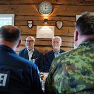 Prezidenti Alar Karis a Petr Pavel mluvili na místě se zástupci armády a pohraničníků.