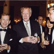 V polovině 90. let natáčel v Česku historický film Radetzkymarsch slavný herec Max von Sydow (uprostřed). Při té příležitosti se zastavil v Karlových Varech, kde ho přivítali prezident republiky Václav Havel a prezident festivalu Jiří Bartoška.