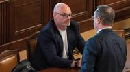 Plaga v nesnázích, brání se i před ostatními ministry. Mluví se o jeho konci
