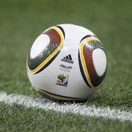 Světový šampionát v roce 2010 probíhal v Jihoafrické republice a z vítězství se radovalo Španělsko. Oficiálním míčem byl Adidas Jabulani, jehož název vychází z jazyka zulu, ve kterém slovo „jabulani“ znamená „oslavovat“.