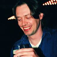 Oscarový film Fargo od bratří Coenů v roce 1997 přivezl do Varů herec Steve Buscemi. Právě začal s režiséry připravovat snímek, z něhož se později také stala klasika. „Coenové se mnou počítají i pro svůj další filmový projekt Big Lebowski, ve kterém se objevím po boku Jeffa Bridgese,“ oznámil na festivalu.