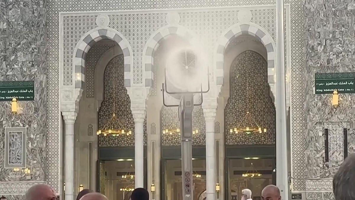 Fotky: Spalující vedro drtí poutníky, Mekku chladí i obrovská klimatizace