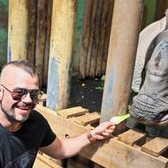 Sabaton na počest armádního generála Karla Janouška napsali před lety píseň Far from the Fame. Janoušek byl člen prvního a druhého odboje, generální inspektor československého letectva ve Velké Británii za druhé světové války a po komunistickém převratu v Československu politický vězeň.