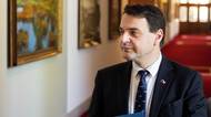 Pavla akredituji zítra, na večeři ale nepůjde, řekl Macinka. A mluví o puči