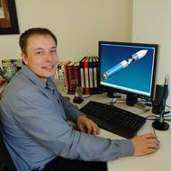V témže roce zakládá Space Exploration Technologies Corp. v El Segundo v Kalifornii s vlastními 100 miliony dolarů. Cílem bylo snížit náklady na vesmírné lety a kolonizovat Mars.