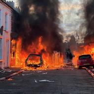 Přesto maskovaní radikálové zapalovali v ulicích auta a házeli kameny na domy.