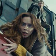 Emily Blunt coby Margaret a Josh O'Connor jako Daniel.