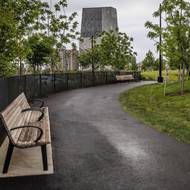 Předmětem sporů byla i samotná lokalita městského historického parku Jackson Park, do nějž byl komplex prezidentské knihovny začleněn. Environmentální skupina žalovala Chicago za to, že povolilo výstavbu soukromého projektu na veřejném pozemku. 