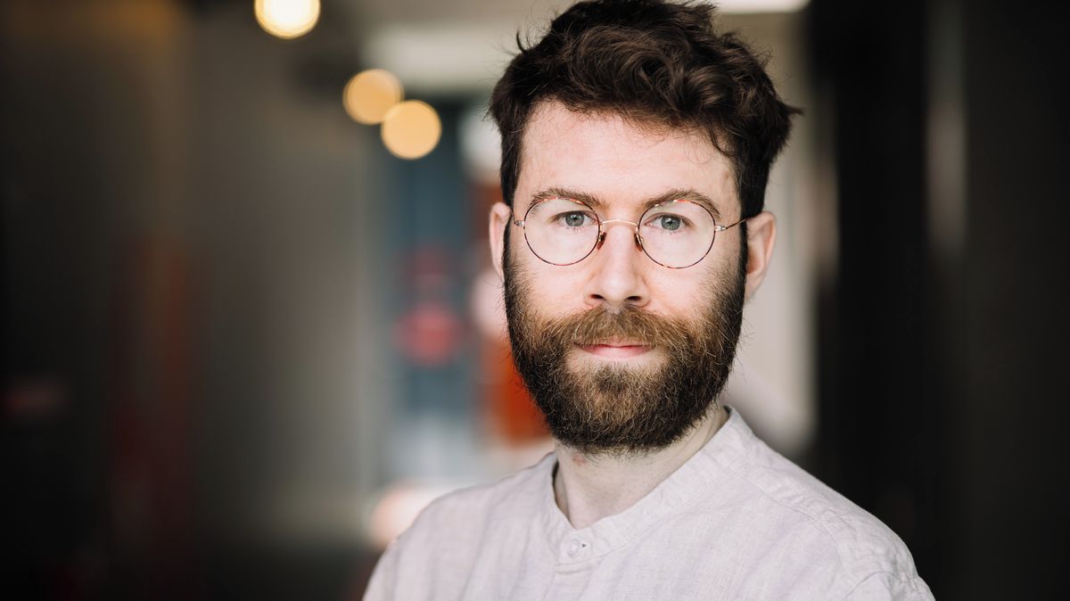 I senioři mají facebook. Krátká videa z Průhonic zasáhnou všechny, říká novinář
