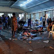 Lidé dostávají pomoc v polní nemocnici po zemětřeseních v La Guaiře ve Venezuele, 24. června.