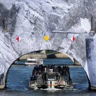 Dočasné dílo je poctou Christovi a Jeanne-Claude, zesnulému uměleckému páru, který v roce 1985 obalil Pont Neuf látkou, čímž podle agentury AFP přilákal miliony návštěvníků.