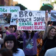 Demonstranti s transparenty na protestu v Tiraně.