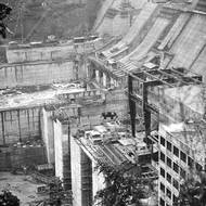 Vodní dílo a elektrárna Orlík byly vystavěny letech 1954–1961. Jezero vzniklo vybudováním gravitační betonové přehrady o výšce 91,5 m a délce její koruny 450 m. 