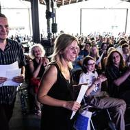 Autoři Vlevo dole Lucie Stuchlíková a Václav Dolejší míří na pódium. 