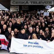 Zástupci iniciativy Veřejnoprávně, odbory a pracovníci ČT a ČRo už dříve kvůli chystaným změnám vyhlásili časově neomezenou stávkovou pohotovost. Na dnešním shromáždění uvedli, že pokud budou další kroky politiků vůči veřejnoprávním médiím ohrožovat jejich nezávislost, mohou přistoupit ke stávce.