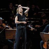 Českou filharmonii pak Barbara Hannigan poprvé dirigovala už v úterý 26. května.