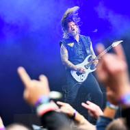 Na fotografii je ještě jednou páteční koncert Beyond The Black.