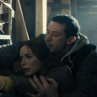 Emily Blunt coby Margaret a Josh O'Connor jako Daniel.
