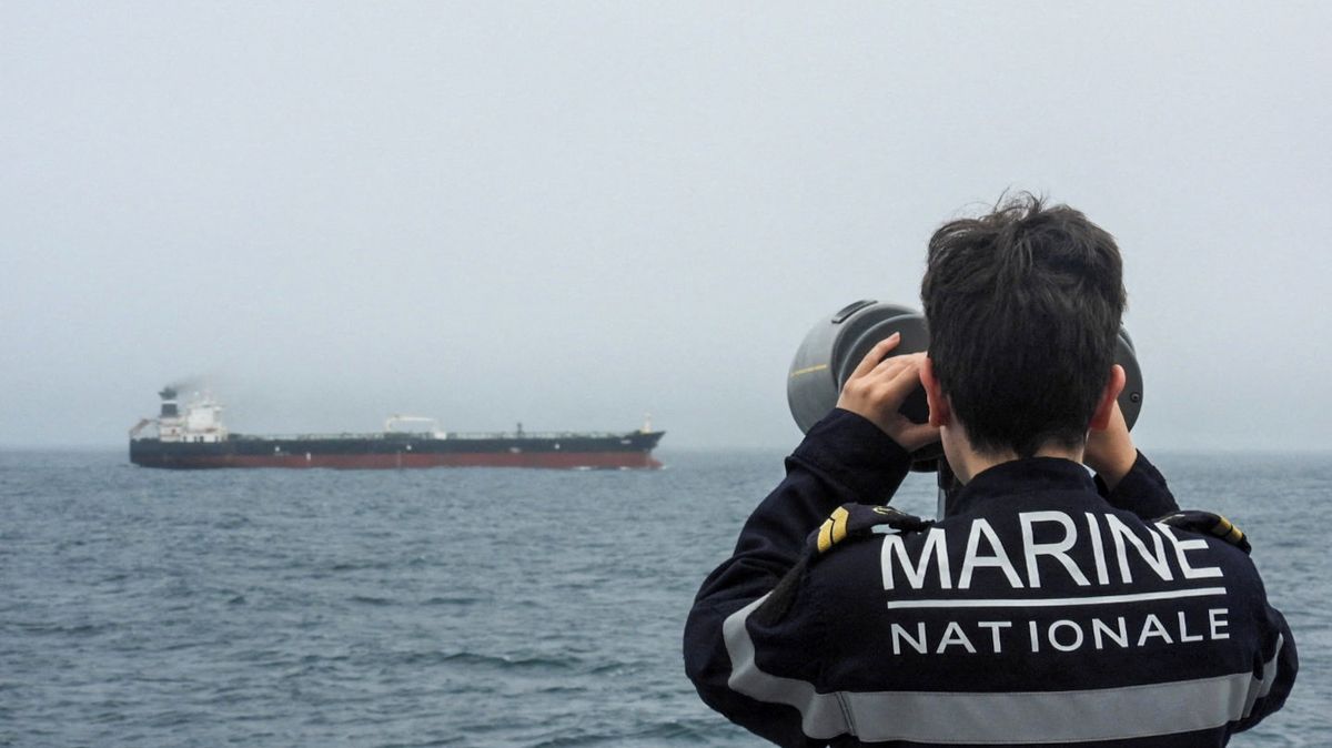 Francie zadržela ruský tanker, na který byly uvaleny sankce, řekl Macron