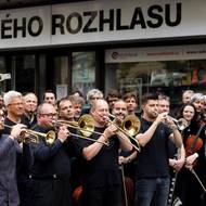 Protest se odehrál bez prohlášení. „Poslouchejte Český rozhlas,“ zaznělo pouze z davu zaměstnanců.