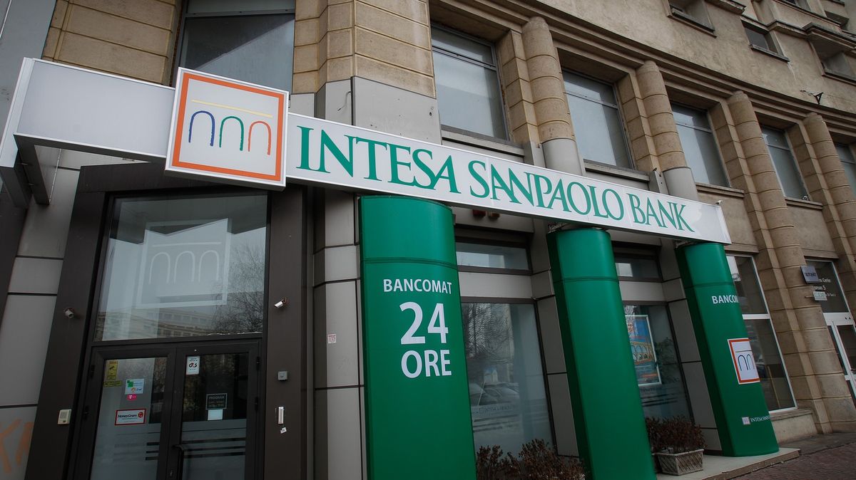 Italská banka Intesa Sanpaolo nabídla 30,6 miliardy eur za d