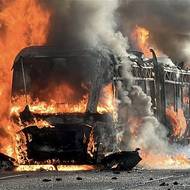 Poblíž centra města účastníci protestní akce podpálili i autobus městské dopravy.