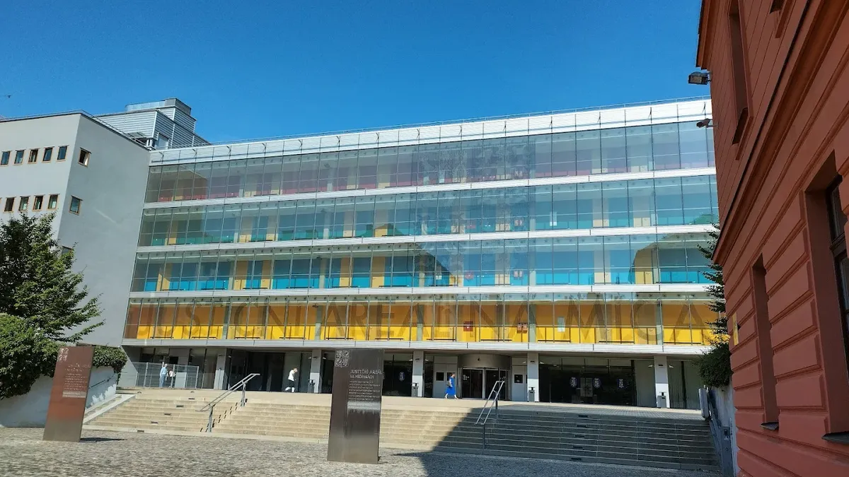 Za vyhrožování střelbou na škole potrestal soud ml