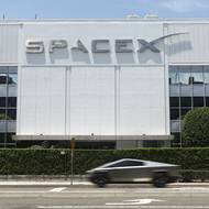 Po 24 letech jako soukromá firma vstupuje SpaceX na burzu s upisovací cenou 135 dolarů na akcii. Jde o největší IPO v historii akciových trhů.
