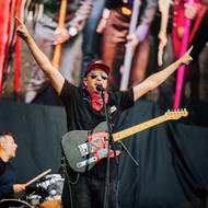 Třetím dnem v pátek pokračoval královéhradecký festival Rock for People. Na hlavní scéně vystoupil mimo jiné kytarista Tom Morello
