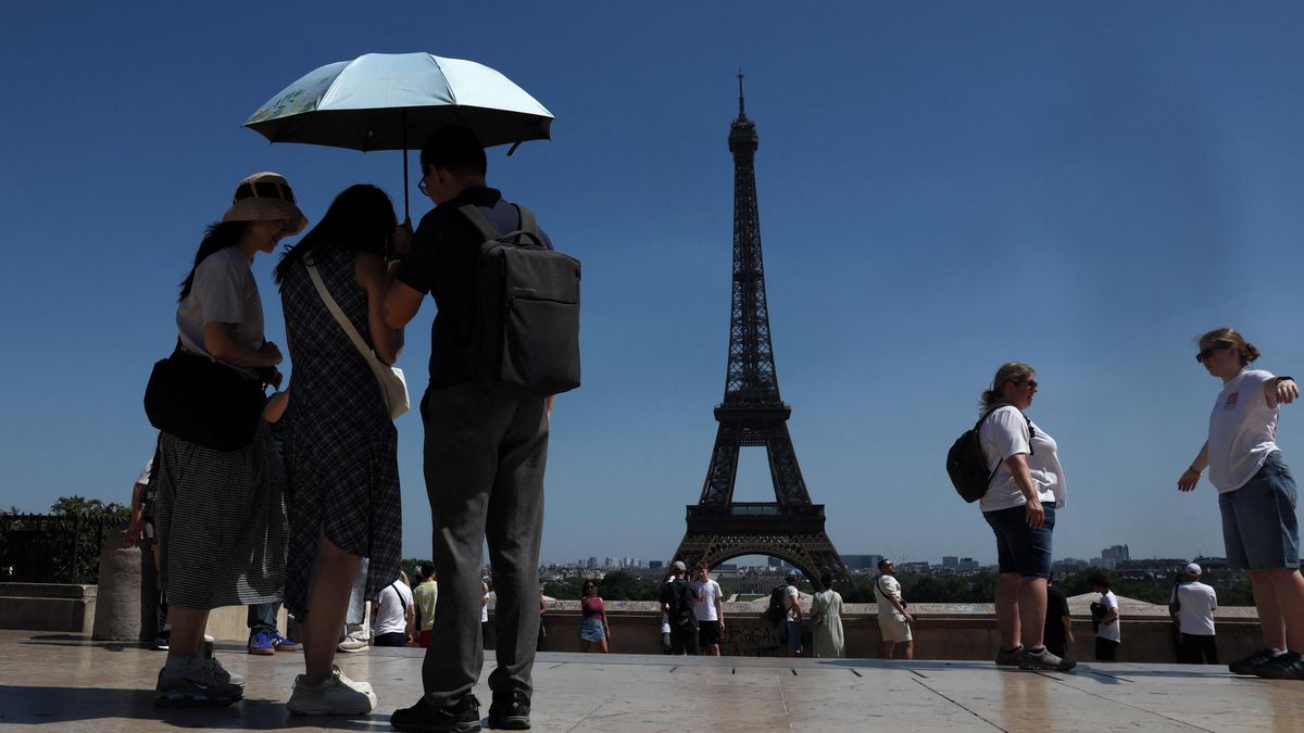 Extrémní vedra ve Francii. Eiffelova věž i Louvre kvůli nim zavírají dříve