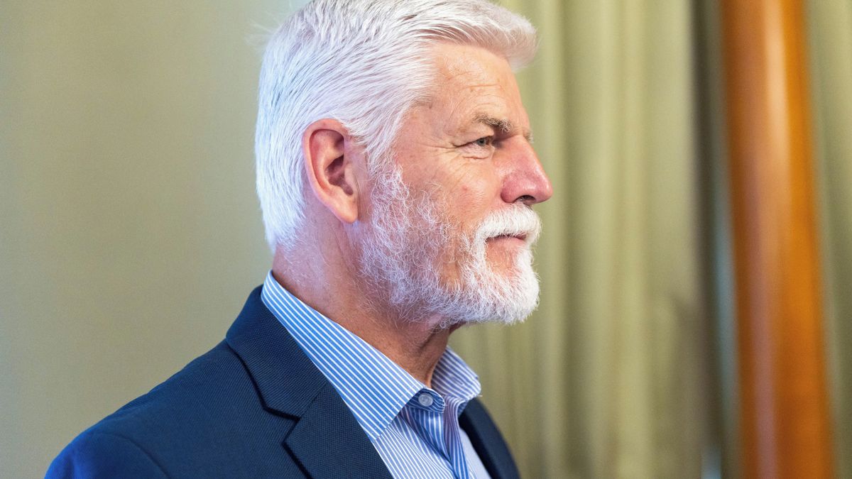 Zůstaňte doma, vzkazuje Babiš prezidentovi. Vyberte si jednání, reaguje Pavel