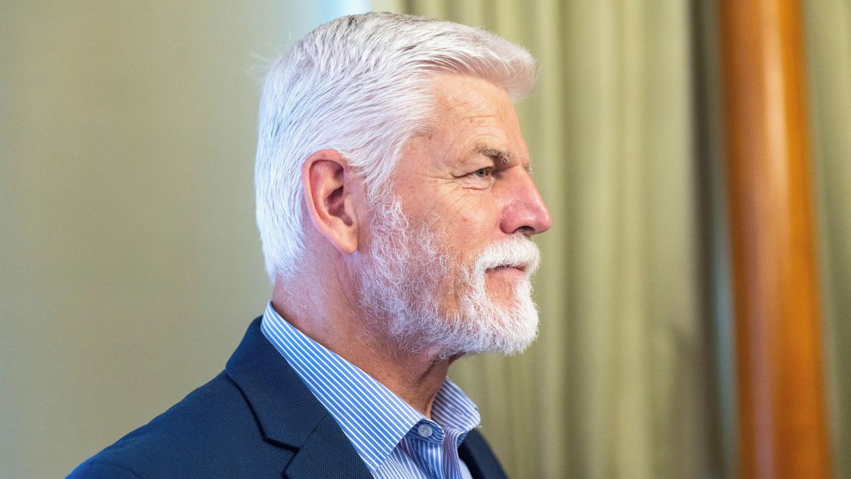 Zůstaňte doma, vzkazuje Babiš prezidentovi. Vyberte si jednání, reaguje Pavel