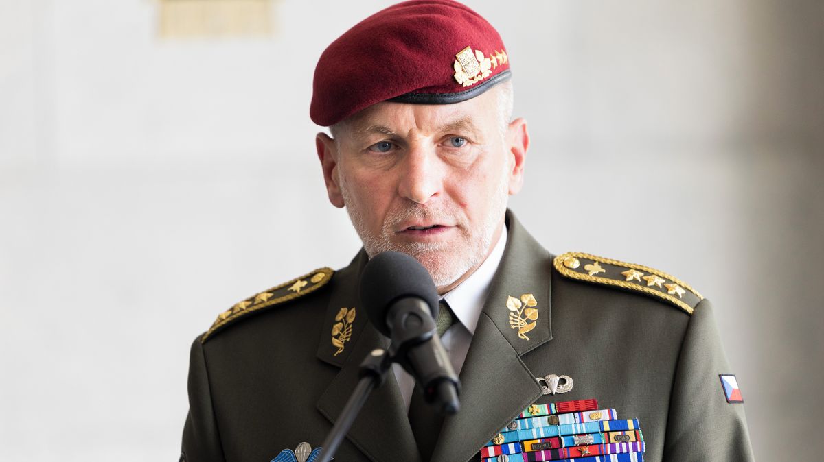 Ve vrtulníku zemřela žena, řekl náčelník generálního štábu