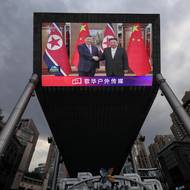 Odhaduje se také, že Severní Korea zvyšuje produkci štěpného materiálu nad úroveň, která nyní postačuje na výrobu nejméně dalších 30 hlavic, dodala agentura Reuters.
(Obrazovka v nákupním centru v Pekingu, Čína, 8. června 2026.)