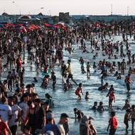 Skoro celá populace Gazy byla v důsledku dva roky trvající války mezi Izraelem a teroristickým hnutím Hamás vysídlena. Většina lidí se tak nyní tísní ve stanech na pobřeží nebo přežívají ve zdevastovaných domech.