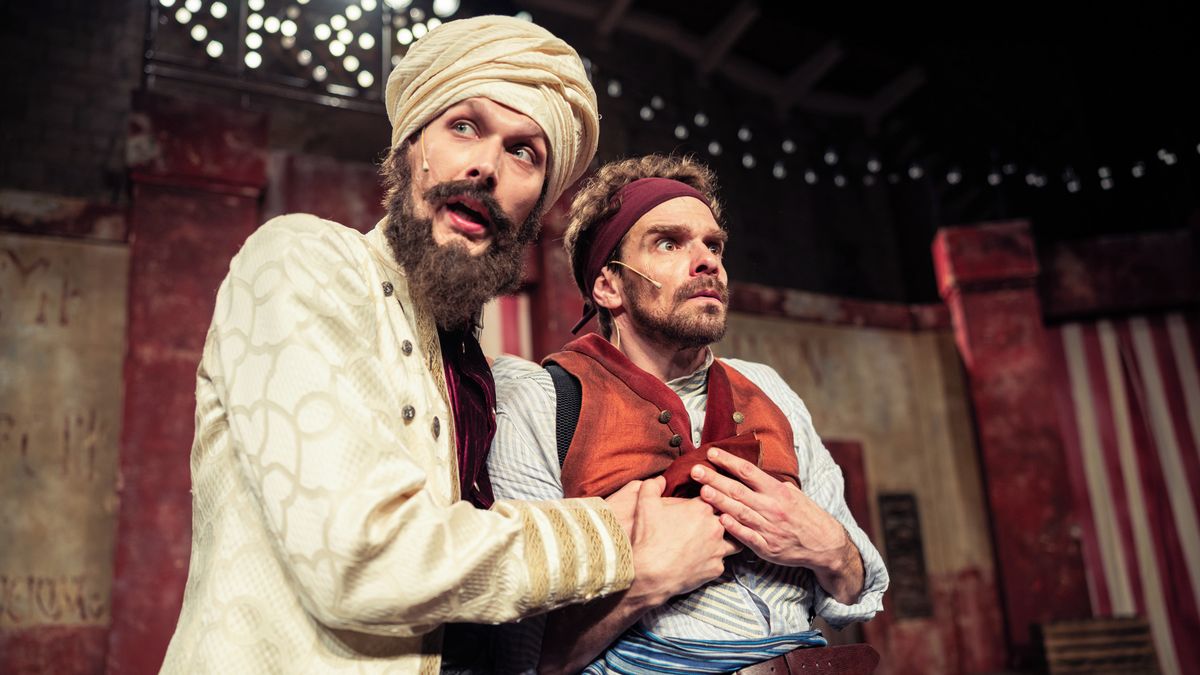 Recenze: Shakespearovské slavnosti začaly slušnou letní komedií pod širým nebem