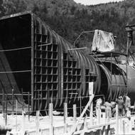 Montáž potrubí na stropech tunelu žlabu.