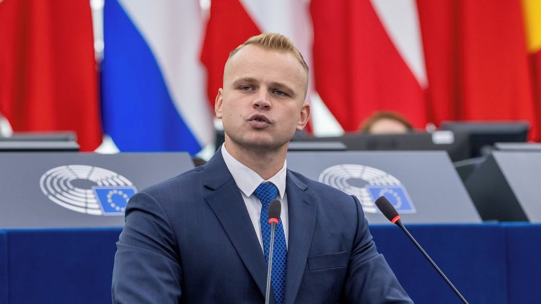 Hráz padla. Rýsuje se první spojení Směru s extrem