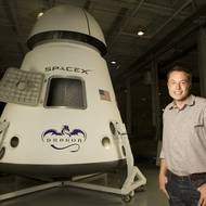25. května 2012 kapsle Dragon jako první komerční loď dokovací k Mezinárodní vesmírné stanici (ISS). Šlo o přelomový okamžik pro soukromý kosmický průmysl. NASA zakoupila přepravní služby za 1,6 miliardy dolarů.