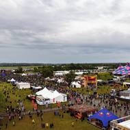 Fronty se netvořily ani u vchodu, kde si všichni museli nasadit náramky a nabít si na ně peníze. Festival je bezhotovostní.