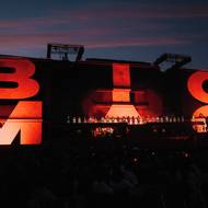 Před sobotním vystoupením vydala několik nových skladeb, mezi nimi i píseň Big Mac. Přímo na stadionu pak Farna oznámila nové album. Jmenuje se ADHD pop, oficiálně vyjde v pondělí. Návštěvníci koncertu si ho ale mohli koupit přímo na místě. 